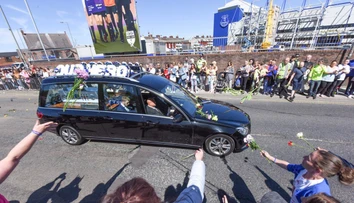 Si náš hrdina a bojovník. Ľudia sa naposledy prišli rozlúčiť s Alfie Evansom