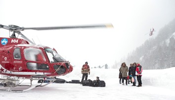 Švajčiarske stredisko Zermatt ostáva odrezané od sveta, premávajú len helikoptéry