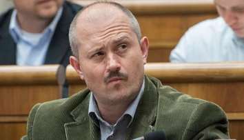 Kotleba sa zastal Mizíka. Aj on trvdí, že poslanec nevie pracovať s počítačom