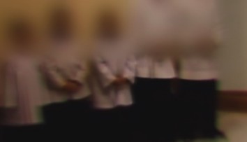 Nie je to ojedinelá vec, tvrdí obeť. Kňazi mali opíjať a sexuálne zneužívať chlapcov, dokonca aj cirkevníčky