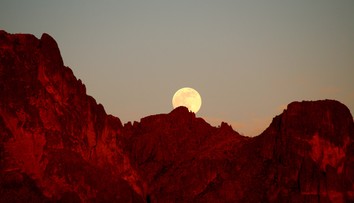 V noci sa na oblohe odohrá divadlo v podobe jahodového mesiaca