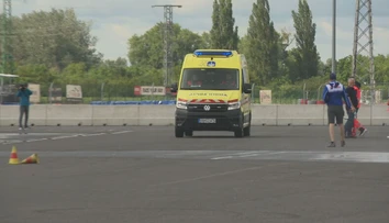 Riskujú svoje životy, aby mohli zachraňovať tie naše. Pozrite sa, ako trénujú vodiči záchrannej zdravotnej služby