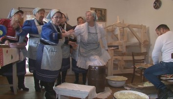 Udalosť, pri ktorej sa stretávajú rodiny aj susedia. Nakladanie kapusty v Sedliskách je vždy zábavná udalosť