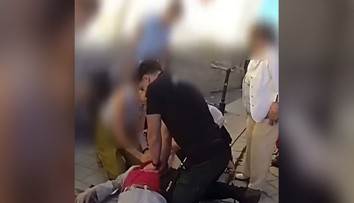 VIDEO: Náhle odpadol na ulici v centre mesta. Dvaja mladí policajti mu zachránili život