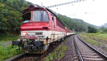 Stromy popadali na trate, poškodili aj troleje. Niektoré vlaky jazdia v obmedzenom režime