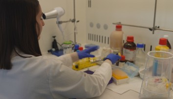 Parkinson pod drobnohľadom: Vedkyňa zo Slovenska hľadá mechanizmus, ktorý chorobu spúšťa