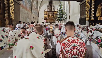 GALÉRIA: Nádherné kroje a tradície. Polnočná omša v goralskej obci Lendak mala obrovské čaro