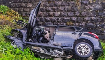 Tragická nehoda na východe: Auto narazilo do betónového piliera a následne sa vznietilo
