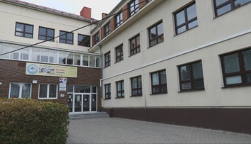 Mal sa nevhodne dotýkať študentov a dávať im návrhy. Učiteľ po zásahu kolegov sedí vo väzbe