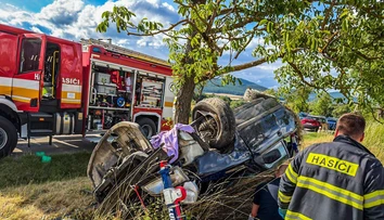 Mladý vodič nezvládol zákrutu a narazil do stromu. V aute viezol dvoch tínedžerov (15), jedného vážne zranil