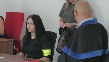 Bábätko zomrelo s modrinami po celom tele. Matka sa priznala, partner vinu odmieta