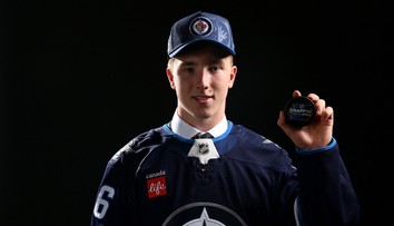 Výrazne prispel k titulu majstra sveta, bol elitným centrom Švédska. Obrovský talent podpísal zmluvu v NHL