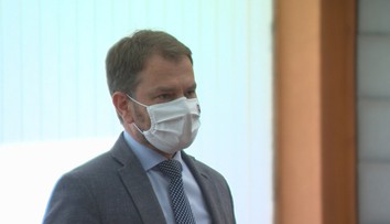 Premiér sa ospravedlnil poštárovi, ktorého označil za šíriteľa nákazy v Prievidzi. Mal sa nakaziť inak