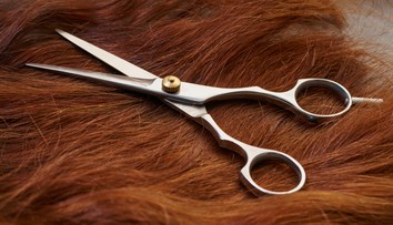 Neznámy muž strihá v pražských električkách ženám vlasy