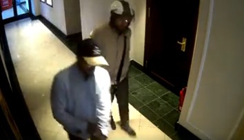 Video z megakrádeže v centre Bratislavy. Ozbrojení muži si odniesli hodinky za pol milióna eur