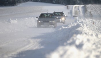 Vlaková doprava je už plne prejazdná. Na mnohých miestach komplikujú situáciu na cestách snehové jazyky