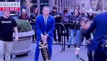 Nevydarený trik na skateboarde sa skončil úderom do rozkroku. Klip so šéfom Pentagónu baví sociálne siete