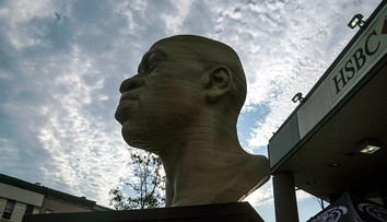 Socha Georgea Floyda v New Yorku sa opäť stala terčom vandalizmu