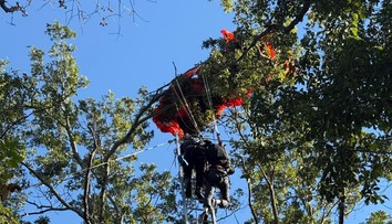 Tandemový zoskok sa skončil tragédiou. Inštruktor sa oddelil od klienta a zomrel po páde do lesa