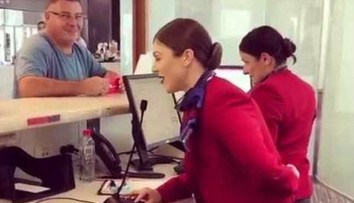 Vianočný internetový hit: Pracovníčka na letisku prekvapila cestujúcich