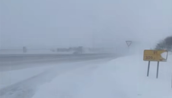 Biela tma na D1 a veľmi silný vietor. Polícia varuje vodičov naprieč Slovenskom