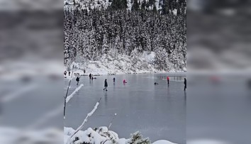 VIDEO: Zimné radovánky alebo hazard so životom? Zamrznutá hladina tatranského plesa prilákala turistov
