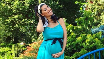 Tehotná Mamba bez podprsenky. Čo tie vykúkajúce bradavky?