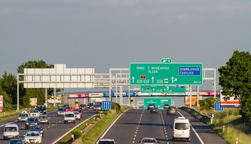 Diaľničné známky od januára zdražejú. Tento trik vám umožní jazdiť u susedov celý rok lacnejšie