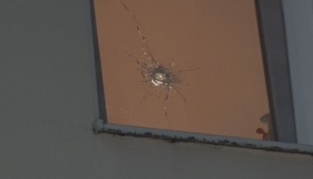 Polícia obvinila bývalého policajta, ktorého zbraň nešťastne usmrtila mladú ženu v Čachticiach