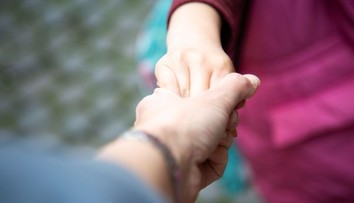 Zúfalá matka s päťročnou dcérou našla pred Vianocami pomoc. Policajti spojili rodinu