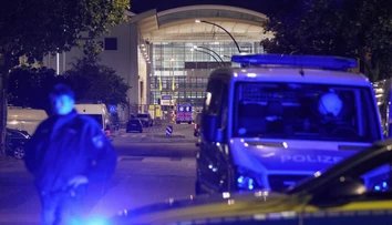 Streľba v továrni si vyžiadala dvoch mŕtvych. Po útočníkovi pátra vyše 20 policajných áut
