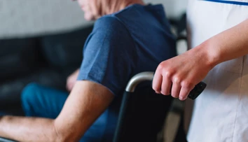 „Už ani nevyzeral ako človek.“ V domove dôchodcov zomrel klient, nikto si to celé dni nevšimol. Objavila ho až neter