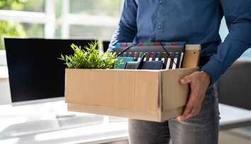 Firmy masovo prepúšťajú, niektoré profesie sú ohrozené. Odborník radí, ako neprísť o svoje zamestnanie