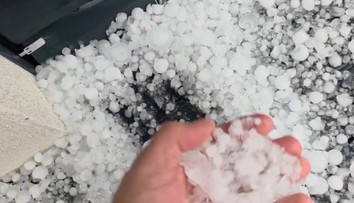 Na Záhorie sa rúti supercela z Moravy. Meteorológovia varujú pred krúpami aj prudkými búrkami
