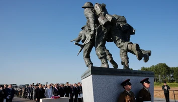 Uplynulo 75 rokov odo dňa D. Macron a Mayová položili základný kameň nového pamätníka