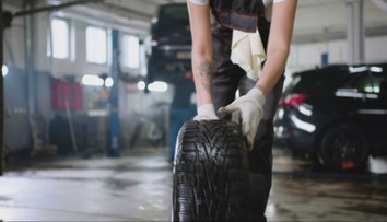 Letné, zimné alebo celoročné? Niekto prezúva pneumatiky pravidelne, iný dokáže ušetriť