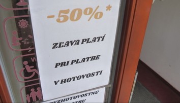 Kto platí hotovosťou, dostáva veľkú zľavu. Dvojité ceny vyvolali medzi Slovákmi rozruch