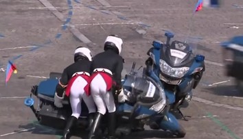VIDEO: Tak toto nevyšlo! Francúzska polícia si počas vojenskej prehliadky spravila hanbu