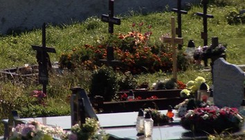 Prvá obeť černákovcov: Rodiny obete a vraha sa stretávajú na tom istom cintoríne