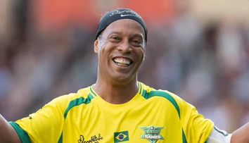 Ronaldinho bavil vypredaný trnavský štadión. Na trávnik sa vrátil aj legendárny Moravčík