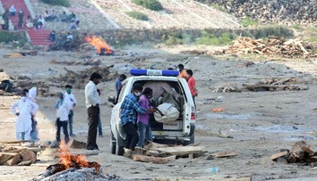 Brehy Gangy lemujú desiatky vyplavených mŕtvych tiel. Zrejme ide o obete pandémie