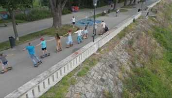 V mestách vládne nový trend. Surfskejteri sa stávajú bežnou súčasťou ulíc