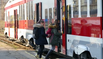 Cestovanie v režime OTP: Železnice požadujú sprievod policajta, pri MHD panovali nejasnosti