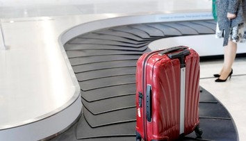 Letiskový pracovník prezradil najhorší typ kufra, radšej sa mu vyhnite. Inak riskujete škodu
