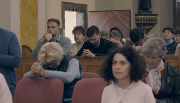 Modlia sa, hrajú človeče a myslia len na jediné. Je tu vyvrcholenie dokumentu Do neba a do pekla