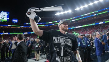 Super Bowl mal jasný priebeh. Seattle Seahawks nedal súperovi šancu a oslavuje zisk trofeje