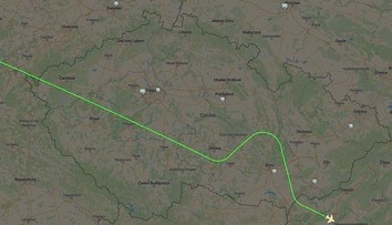 Lietadlo s Trumpom sa cestou do Indie oblúkom vyhlo českému mestu. Internet zaplavili vtipy