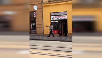 VIDEO: Ľudia len pozerali. Muž mieril pištoľou na ľudí v centre Prahy