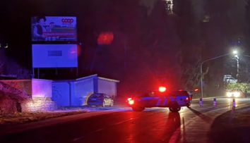 Veľké dopravné obmedzenia pri Svrčinovci. Z prevráteného kamióna unikla nebezpečná látka