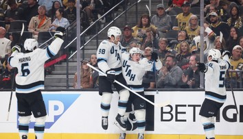 VIDEO: Utah oslavoval historicky prvú výhru v play-off. Boston vyhnal brankára a vyrovnal sériu